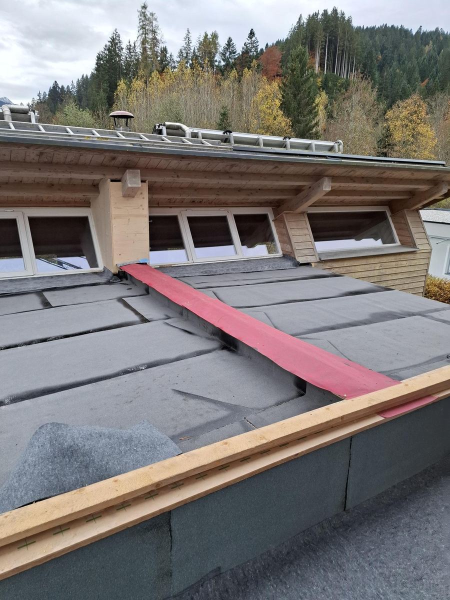 Neu aufgebautes und eingedecktes Dach